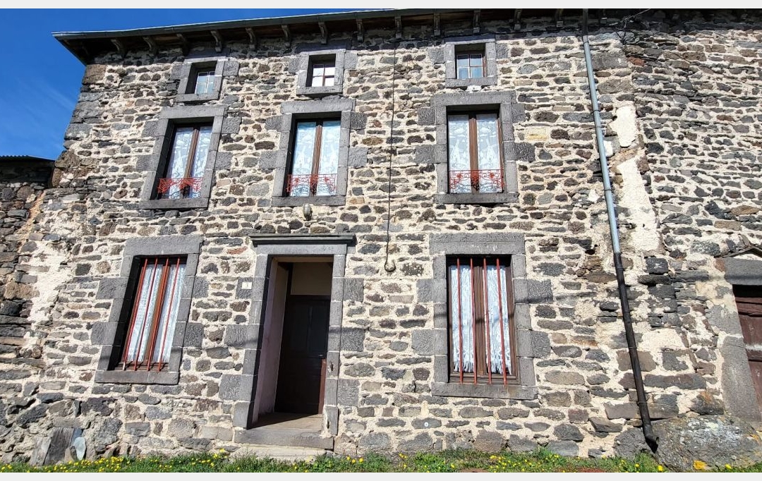 AGENCE TERRES D'IMMO : House | AURIAC-L'EGLISE (15500) | 160 m2 | 80 000 € 